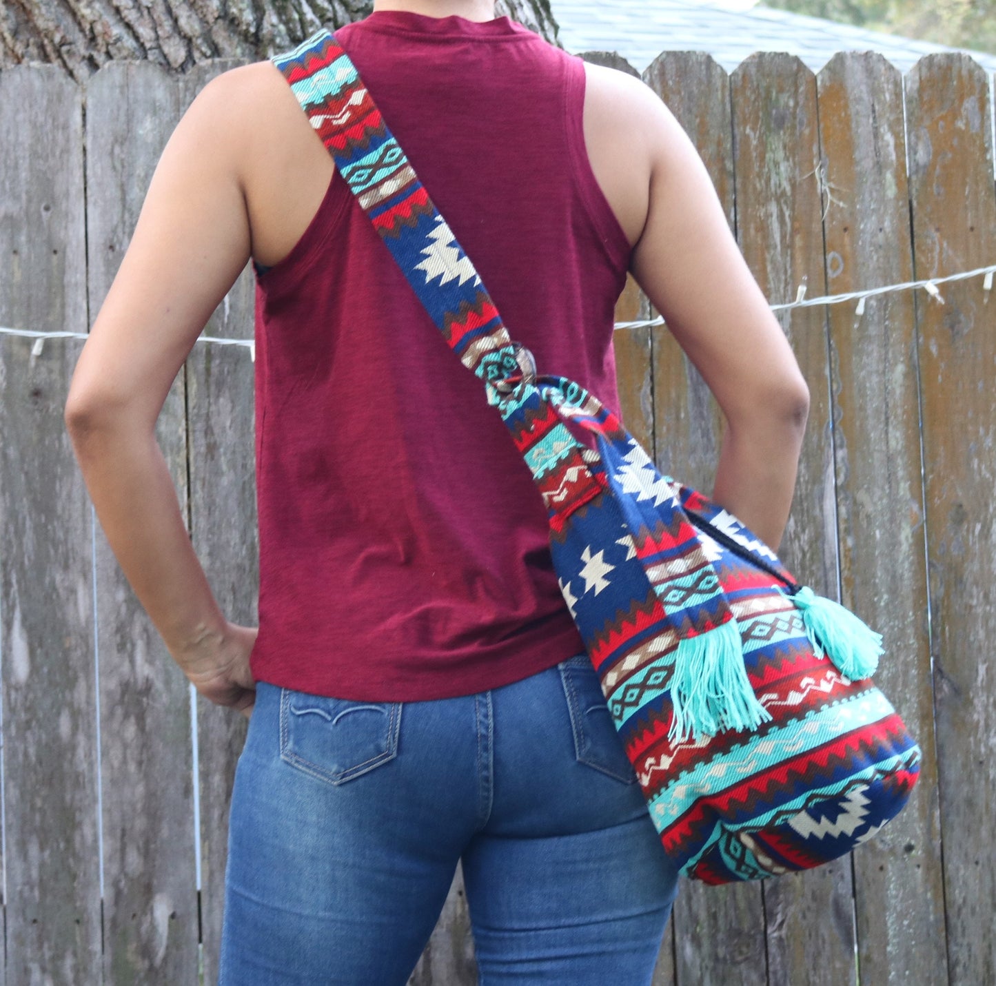 Bolso bandolera con borlas rojas y azules