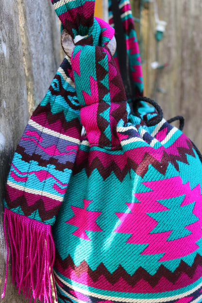 Bolso bandolera con borlas verde azulado y rosa