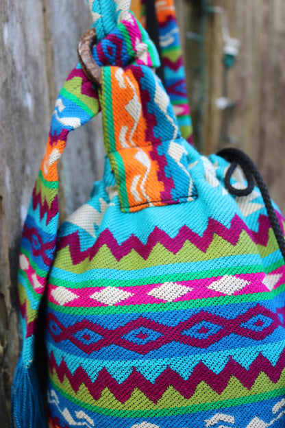 Bolso bandolera azul con borlas de verano