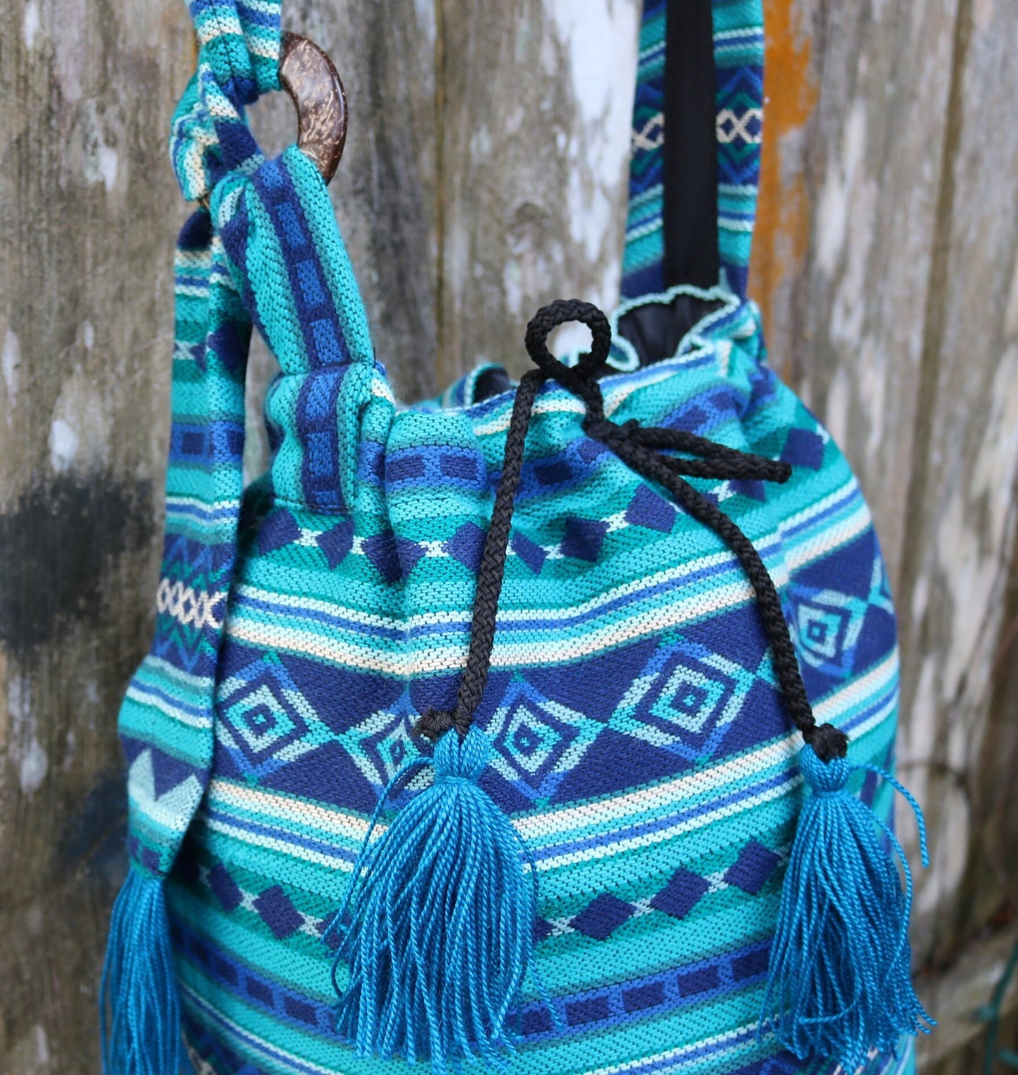 Bolso bandolera con borlas azules