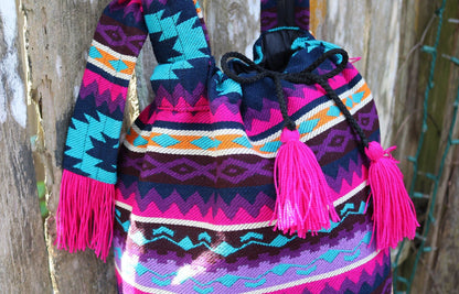 Bolso bandolera con borlas en violeta