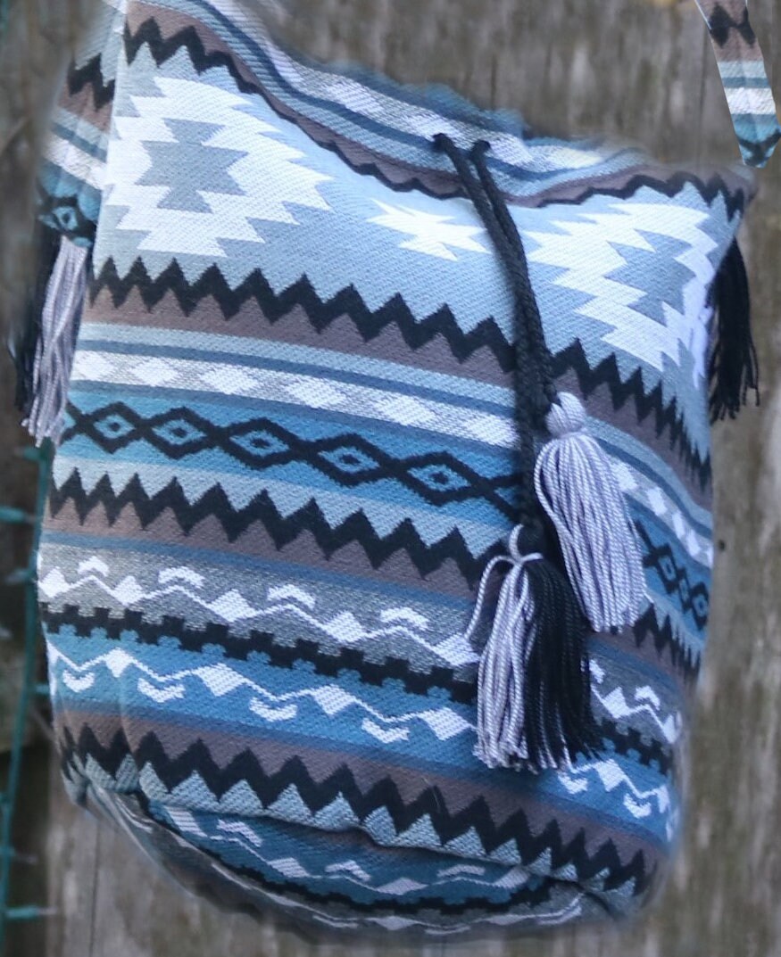 Bolso bandolera con borlas gris y azul