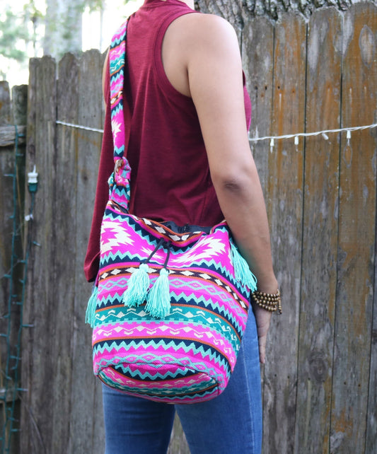 Bolso bandolera con borlas rosa