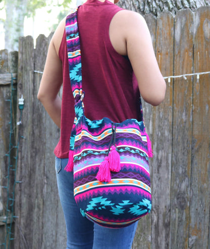 Bolso bandolera con borlas en violeta