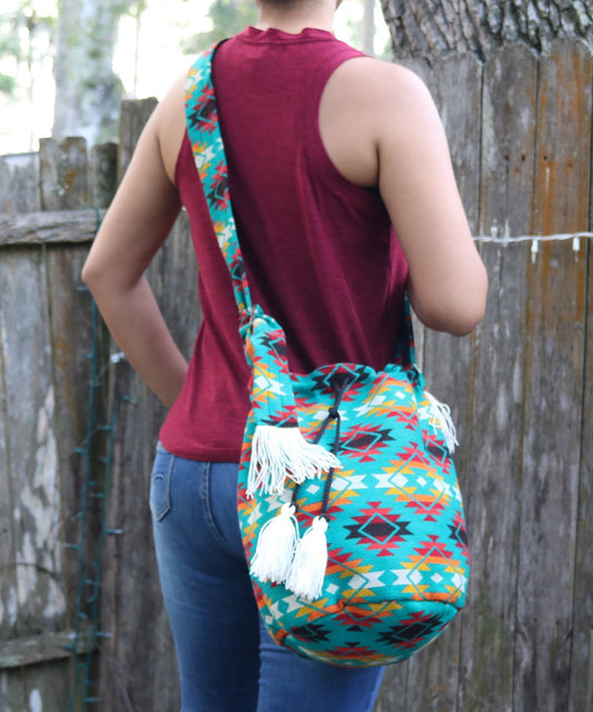 Bolso bandolera con borlas turquesa