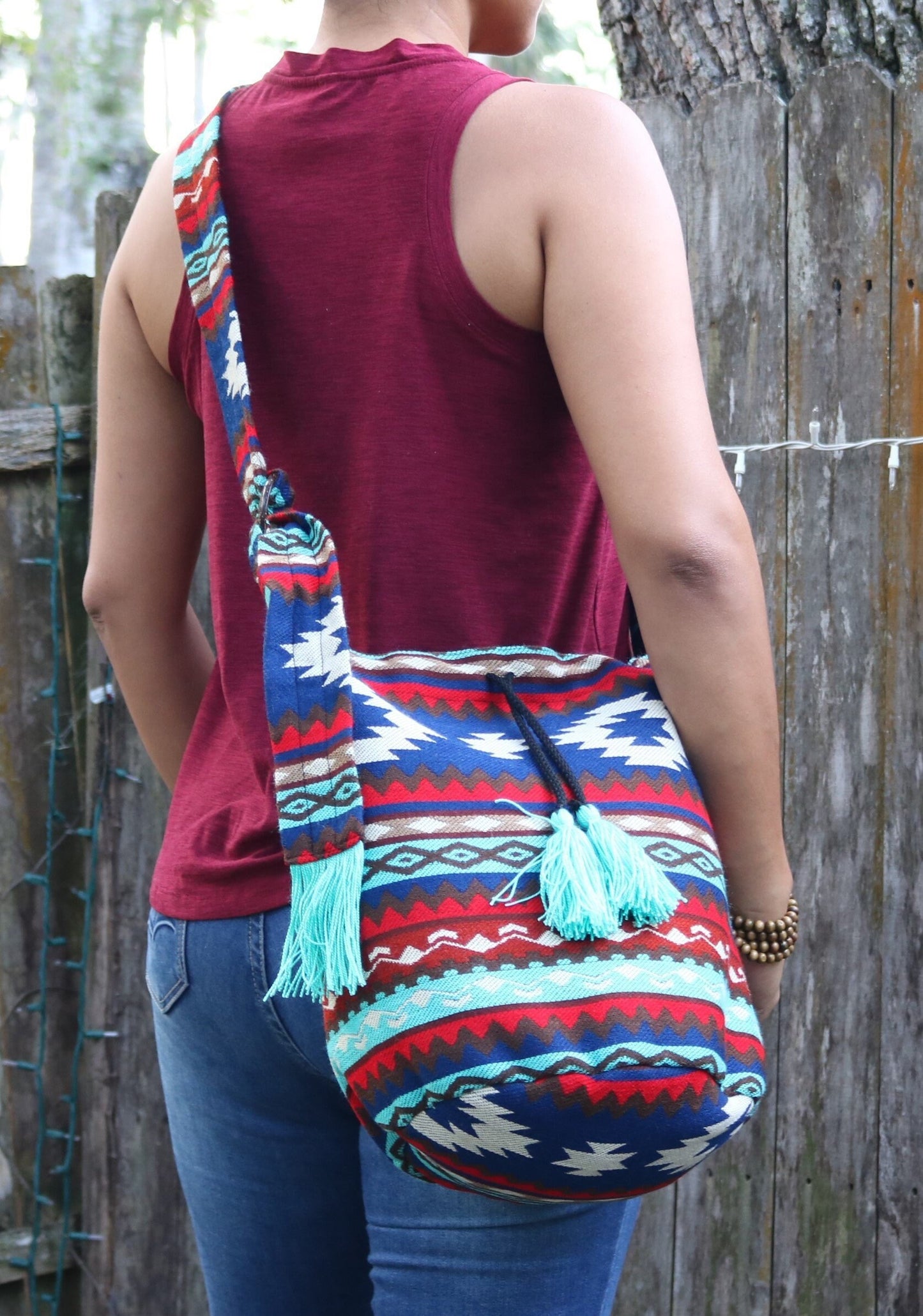 Bolso bandolera con borlas rojas y azules