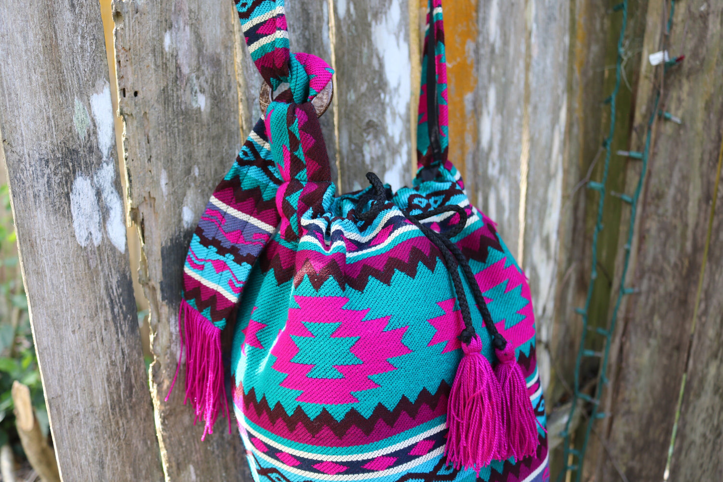 Bolso bandolera con borlas verde azulado y rosa