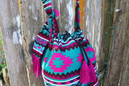 Bolso bandolera con borlas verde azulado y rosa