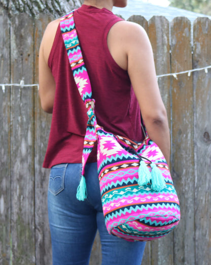 Bolso bandolera con borlas rosa