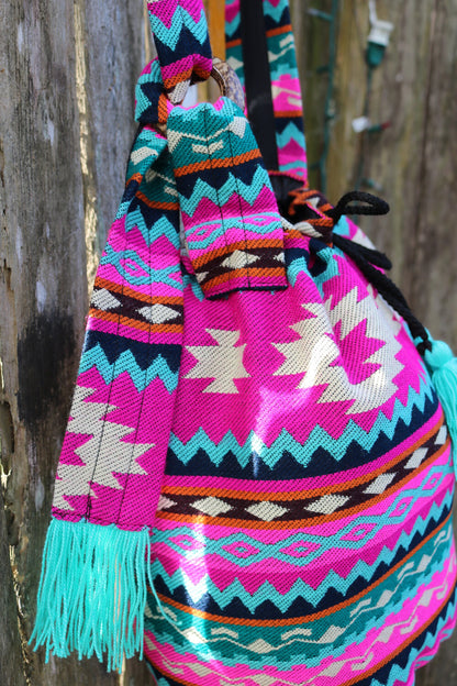 Bolso bandolera con borlas rosa