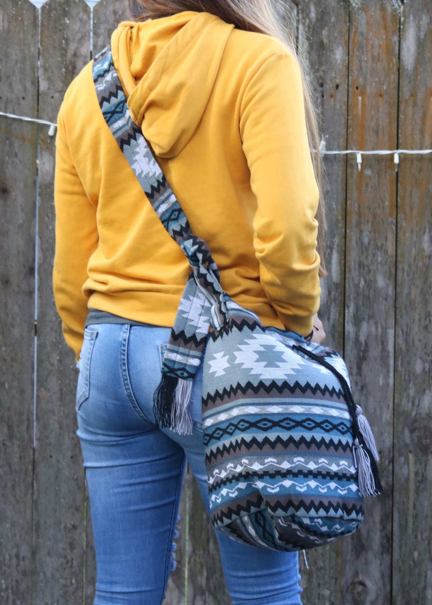 Bolso bandolera con borlas gris y azul