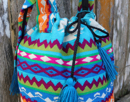 Bolso bandolera azul con borlas de verano