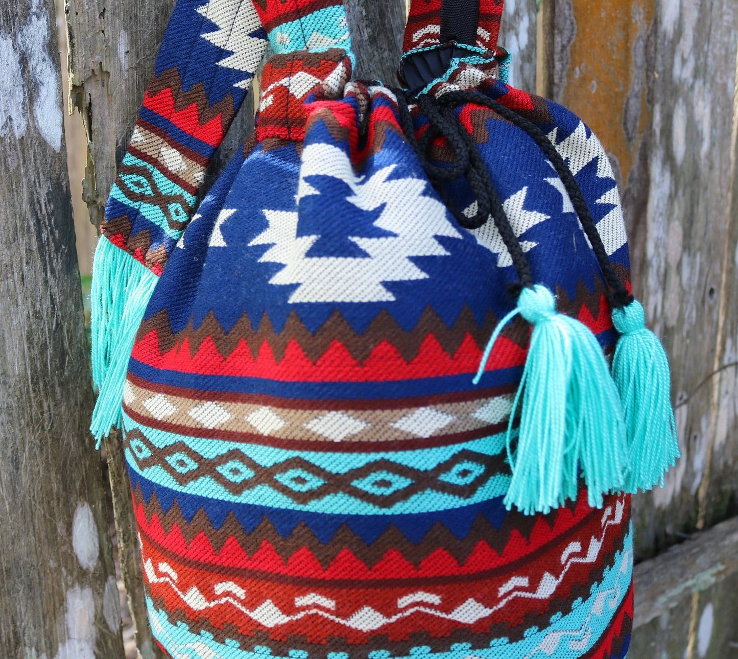 Bolso bandolera con borlas rojas y azules