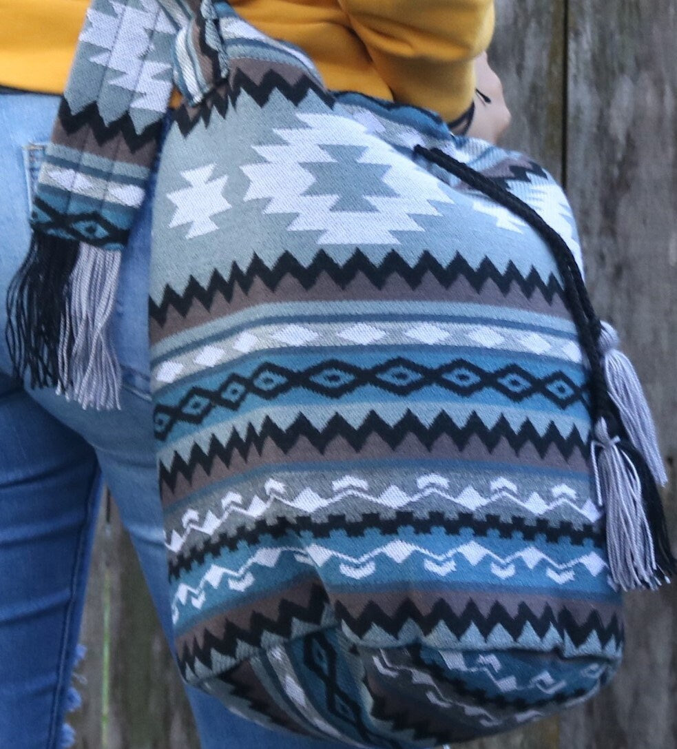 Bolso bandolera con borlas gris y azul