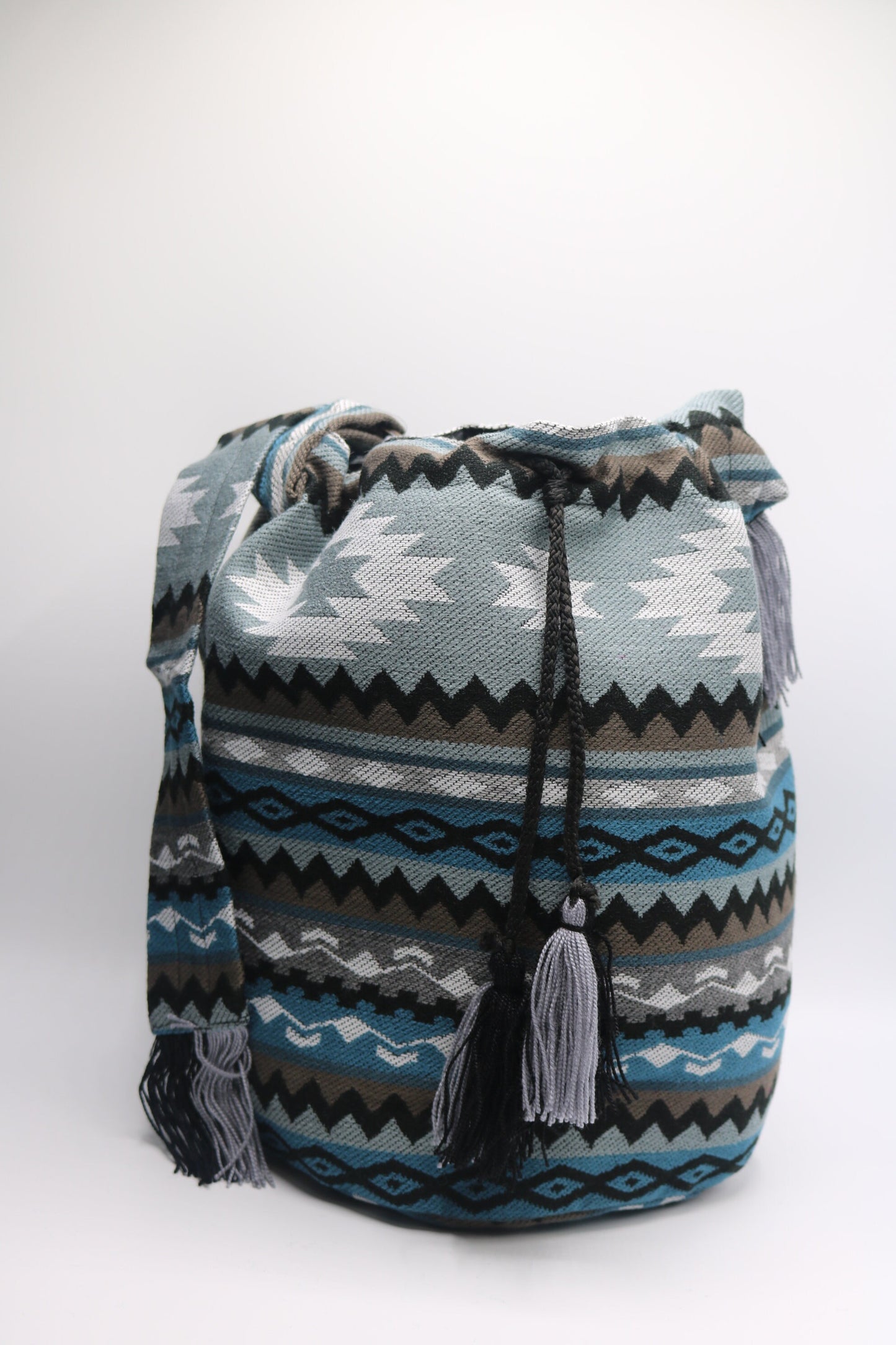 Bolso bandolera con borlas gris y azul