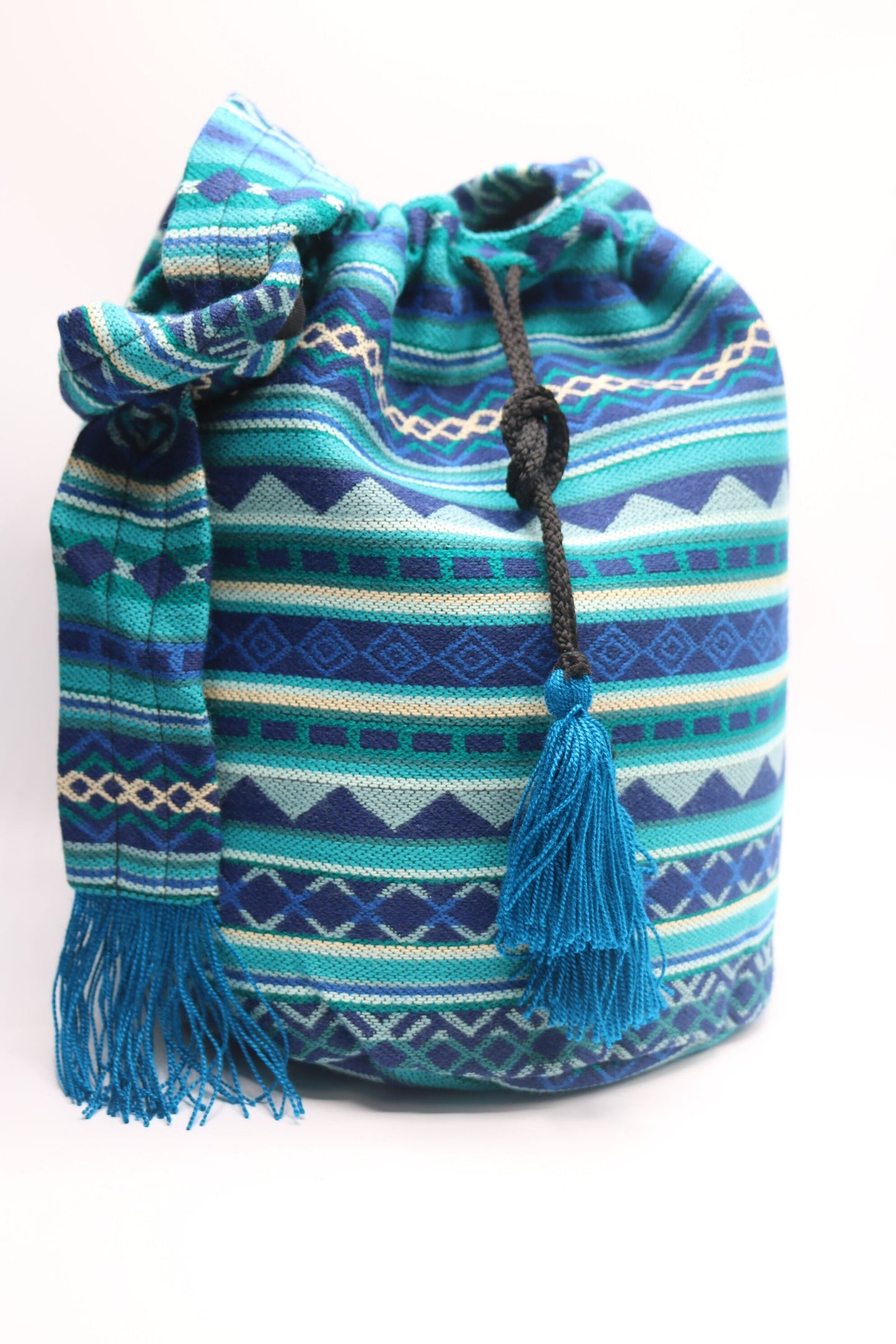 Bolso bandolera con borlas azules