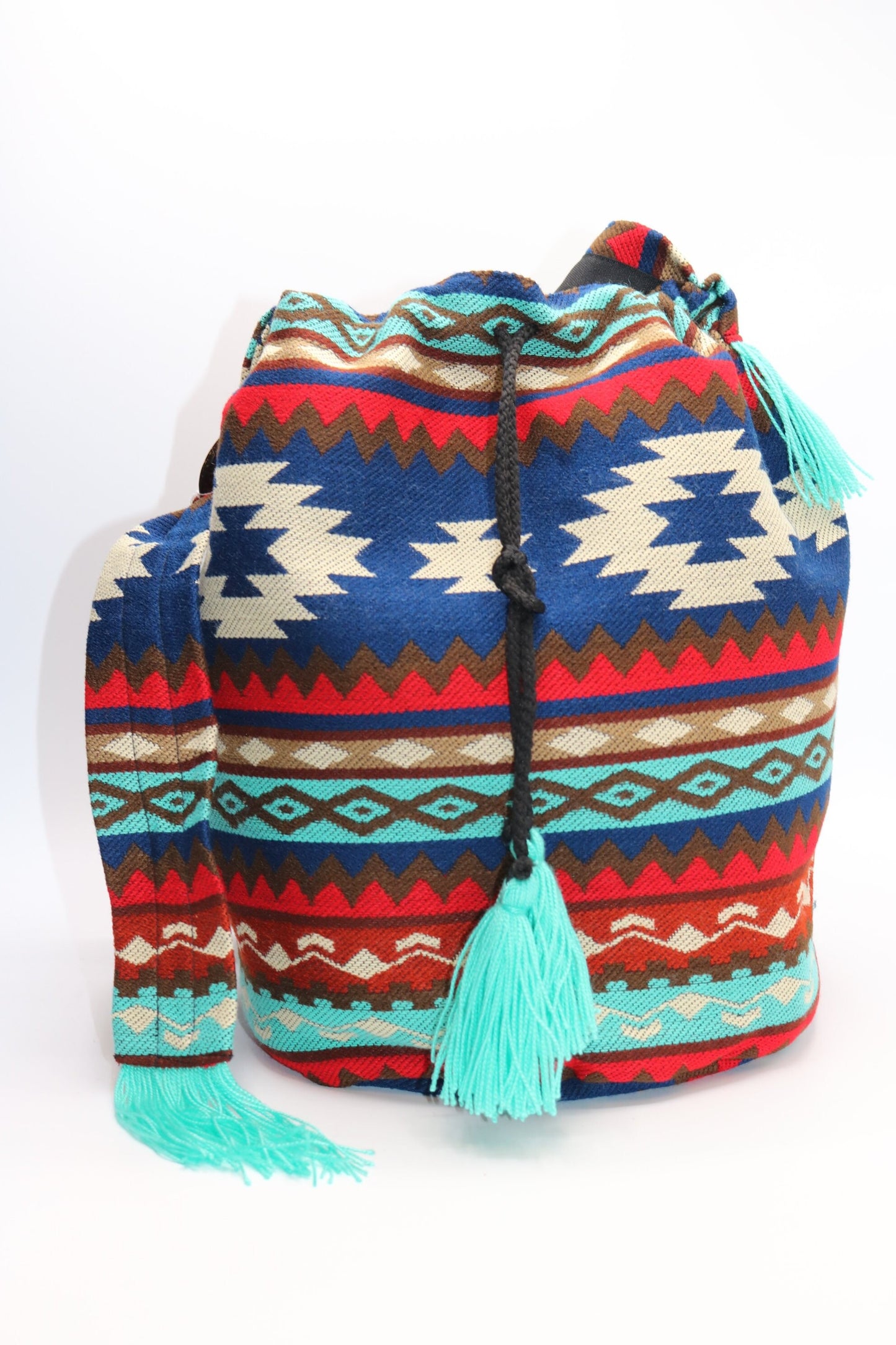 Bolso bandolera con borlas rojas y azules