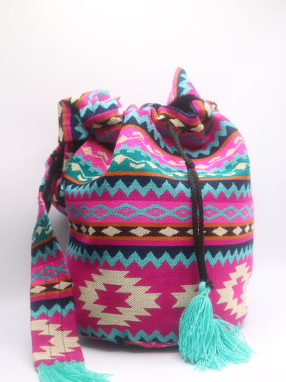 Bolso bandolera con borlas rosa