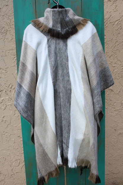 Poncho oversize de alpaca color crema a rayas hecho a mano