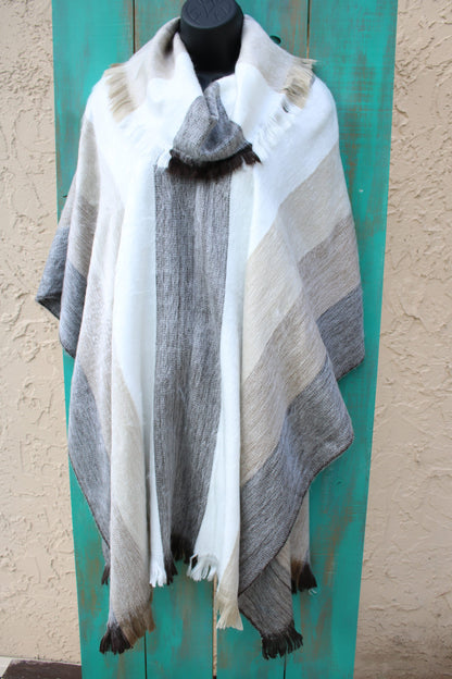 Poncho oversize de alpaca color crema a rayas hecho a mano