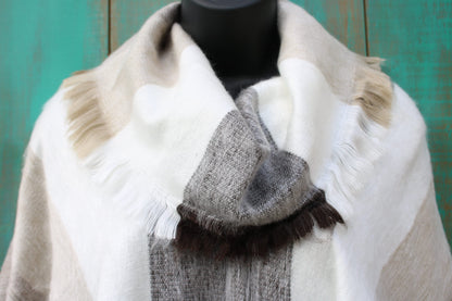 Poncho oversize de alpaca color crema a rayas hecho a mano