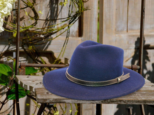 Chapéu Fedora azul escuro